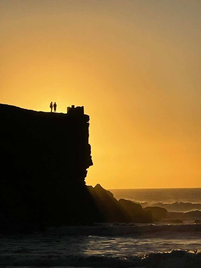acantilado-pareja-vistas-mar-puesta-sol-sunset