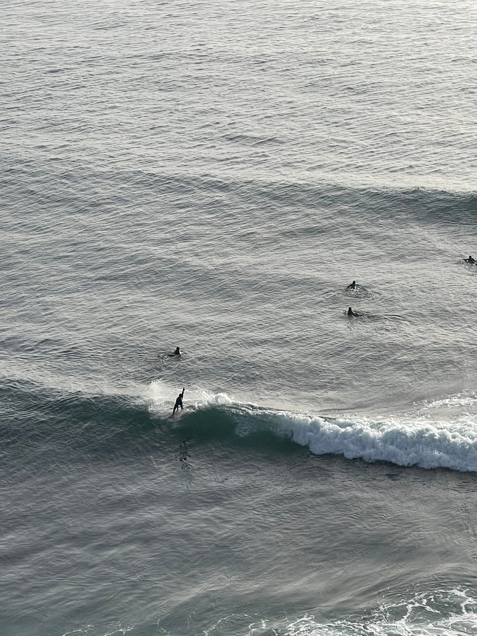 surfista-encima-de-una-ola